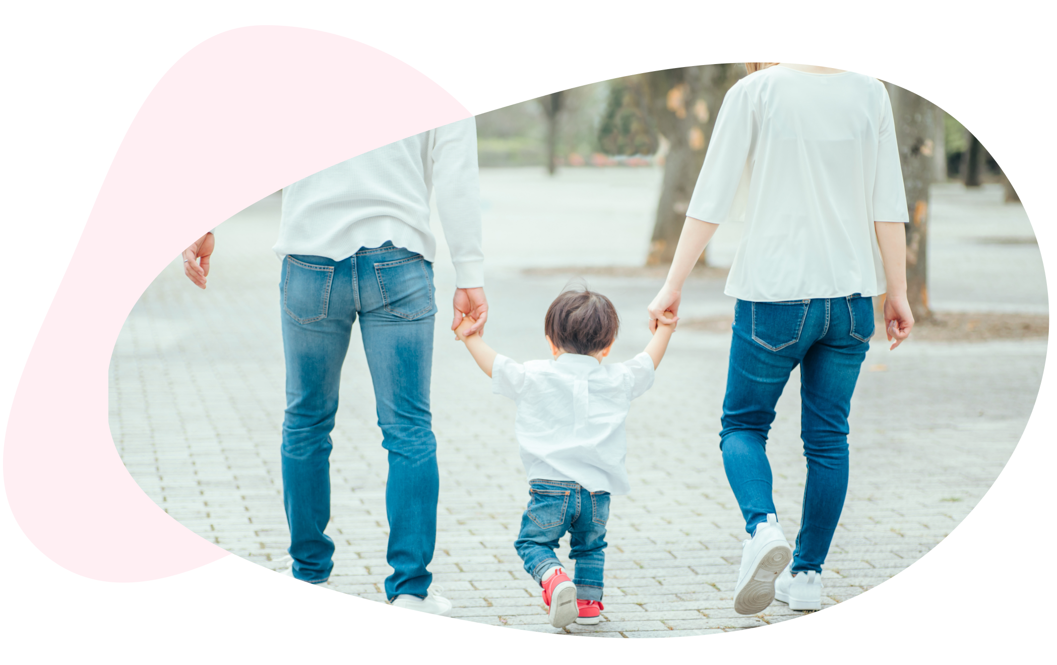 親子が手をつないで歩いている様子